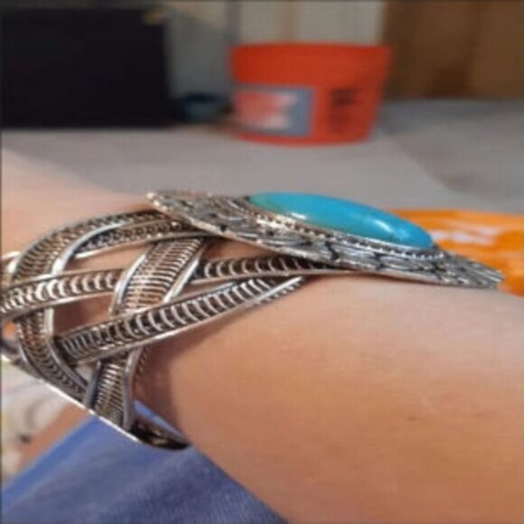 Ethnic Style Hollowed Geometric Twisted Bracelet, Jewelery Gift - Picture 6 of 9